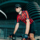 Maglia da ciclismo rossonera della collezione AC Milan e Castelli, ispirata alle iconiche divise del Club