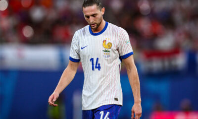 Adrien Rabiot cammina a testa bassa durante una partita con la maglia della nazionale francese