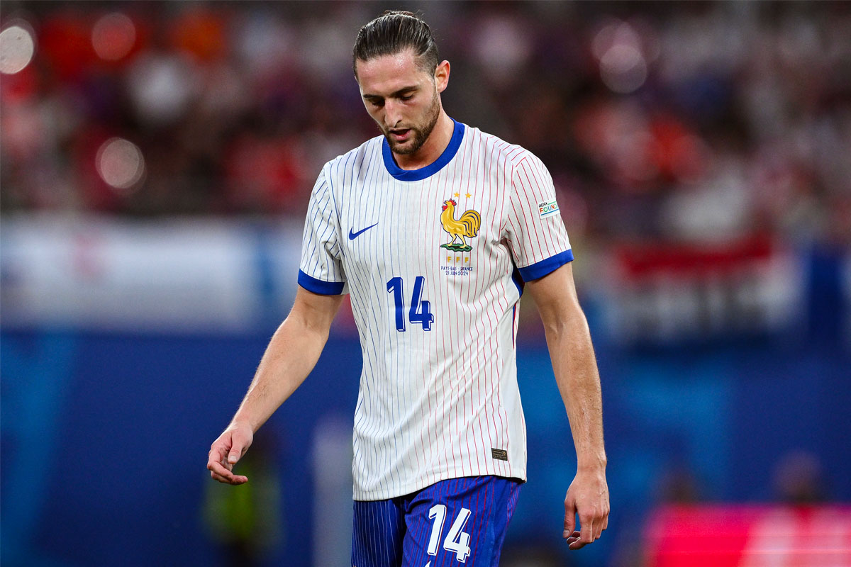 Adrien Rabiot cammina a testa bassa durante una partita con la maglia della nazionale francese