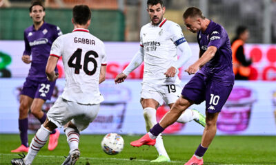 Albert Gudmundsson in campo durante Fiorentina-Milan Serie A 2024/2025