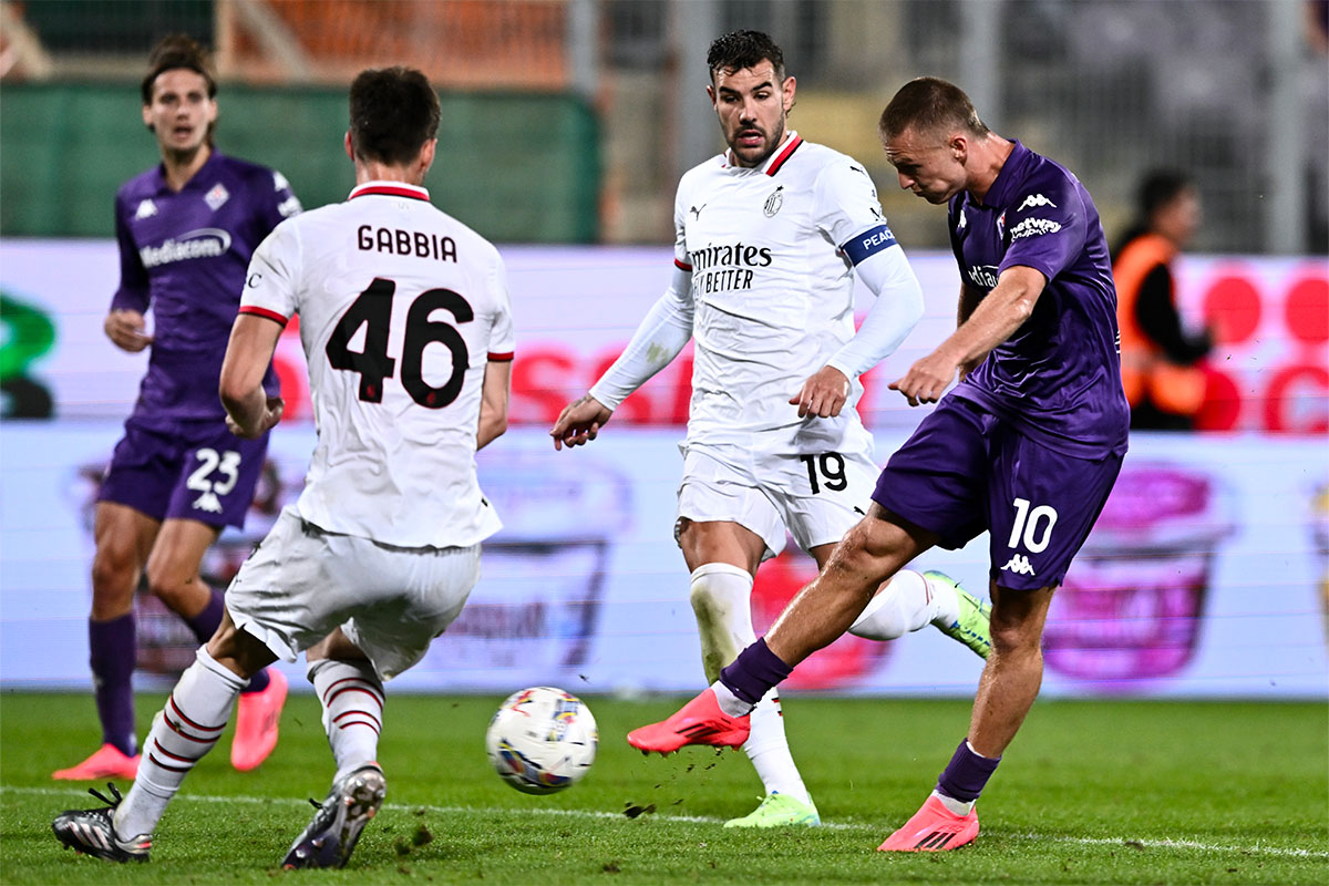 Albert Gudmundsson in campo durante Fiorentina-Milan Serie A 2024/2025