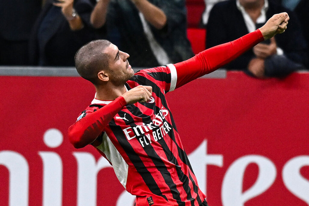 Alvaro Morata esulta con il gesto della freccia dopo un gol segnato con il Milan