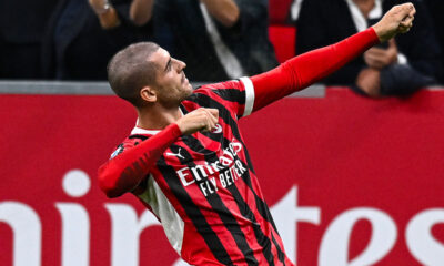 Alvaro Morata esulta con il gesto della freccia dopo un gol segnato con il Milan