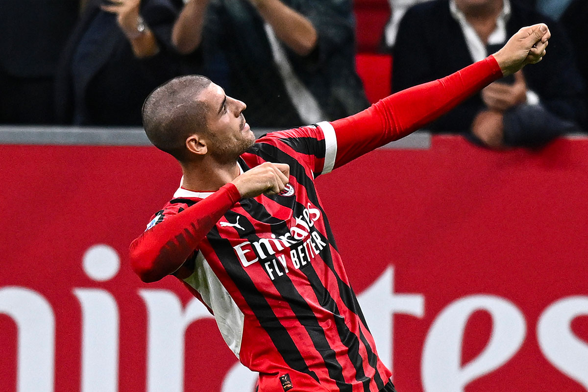 Alvaro Morata esulta con il gesto della freccia dopo un gol segnato con il Milan