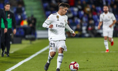 Brahim Diaz con la maglia del Real Madrid controlla il pallone durante una partita