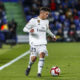 Brahim Diaz con la maglia del Real Madrid controlla il pallone durante una partita