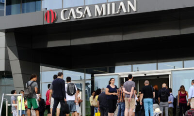 Ingresso di Casa Milan da piazza Gino Valle con tifosi rossoneri