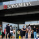 Ingresso di Casa Milan da piazza Gino Valle con tifosi rossoneri