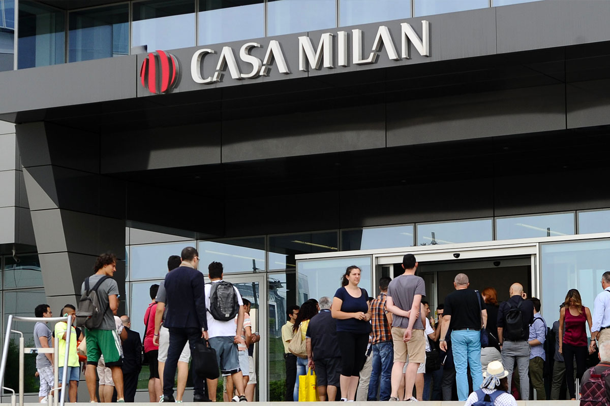 Ingresso di Casa Milan da piazza Gino Valle con tifosi rossoneri