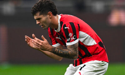 Pulisic del Milan disperato per un gol sbagliato durante la partita