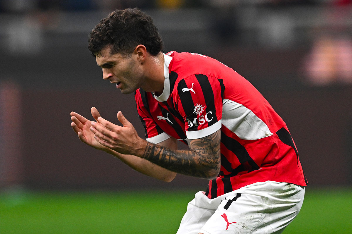 Pulisic del Milan disperato per un gol sbagliato durante la partita