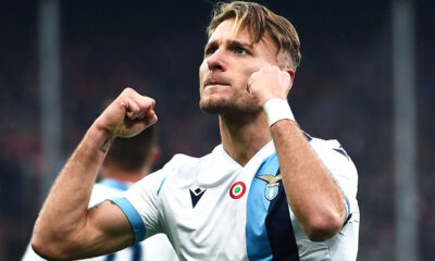 Ciro Immobile esulta verso i tifosi della Lazio dopo aver segnato un gol