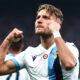 Ciro Immobile esulta verso i tifosi della Lazio dopo aver segnato un gol