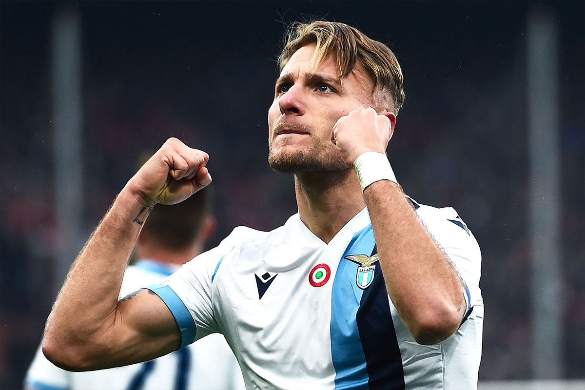 Ciro Immobile esulta verso i tifosi della Lazio dopo aver segnato un gol