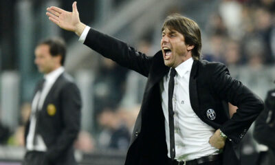 Antonio Conte sulla panchina della Juventus dà indicazioni, mentre Allegri osserva da quella del Milan