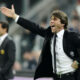 Antonio Conte sulla panchina della Juventus dà indicazioni, mentre Allegri osserva da quella del Milan
