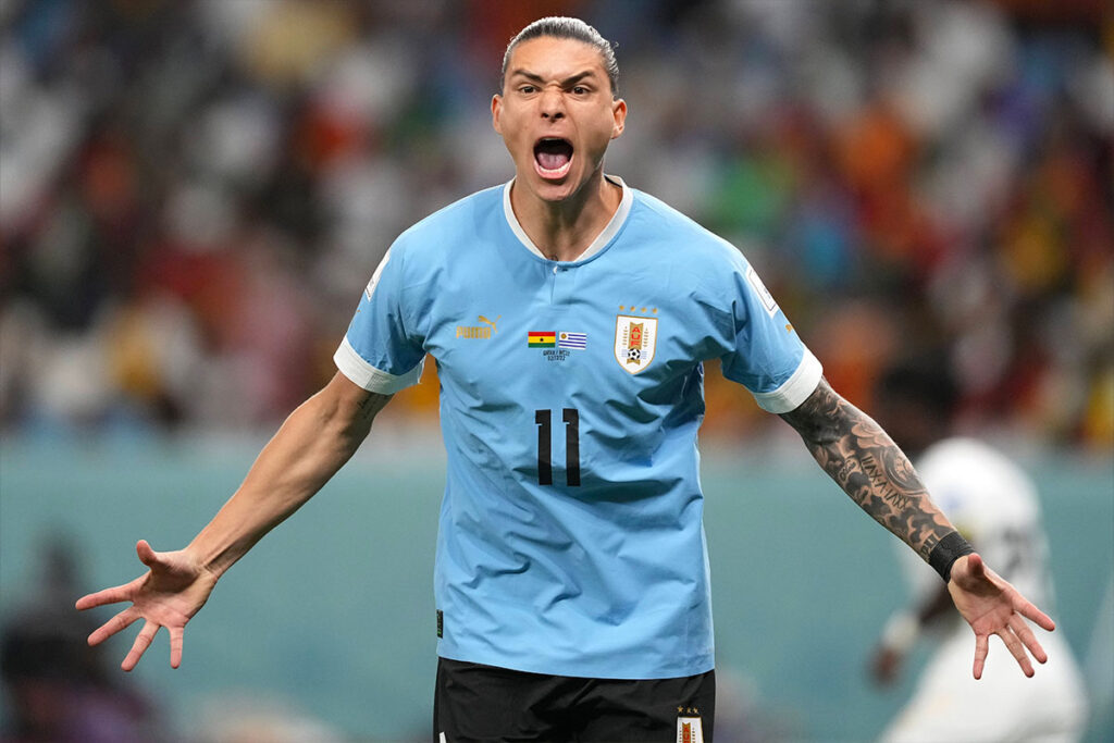 Darwin Nunez esulta con le braccia aperte dopo un gol segnato con la maglia dell’Uruguay