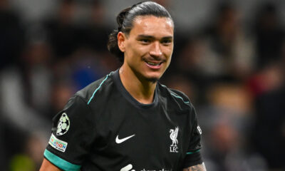 Darwin Nunez sorridente con la maglia del Liverpool in una partita di Champions League