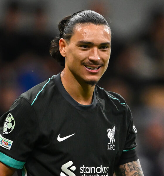 Darwin Nunez sorridente con la maglia del Liverpool in una partita di Champions League