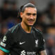 Darwin Nunez sorridente con la maglia del Liverpool in una partita di Champions League