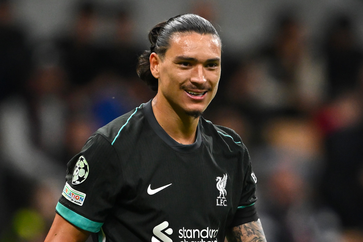 Darwin Nunez sorridente con la maglia del Liverpool in una partita di Champions League