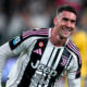 Dusan Vlahovic sorride mentre esulta dopo un gol con la Juventus in una partita di campionato
