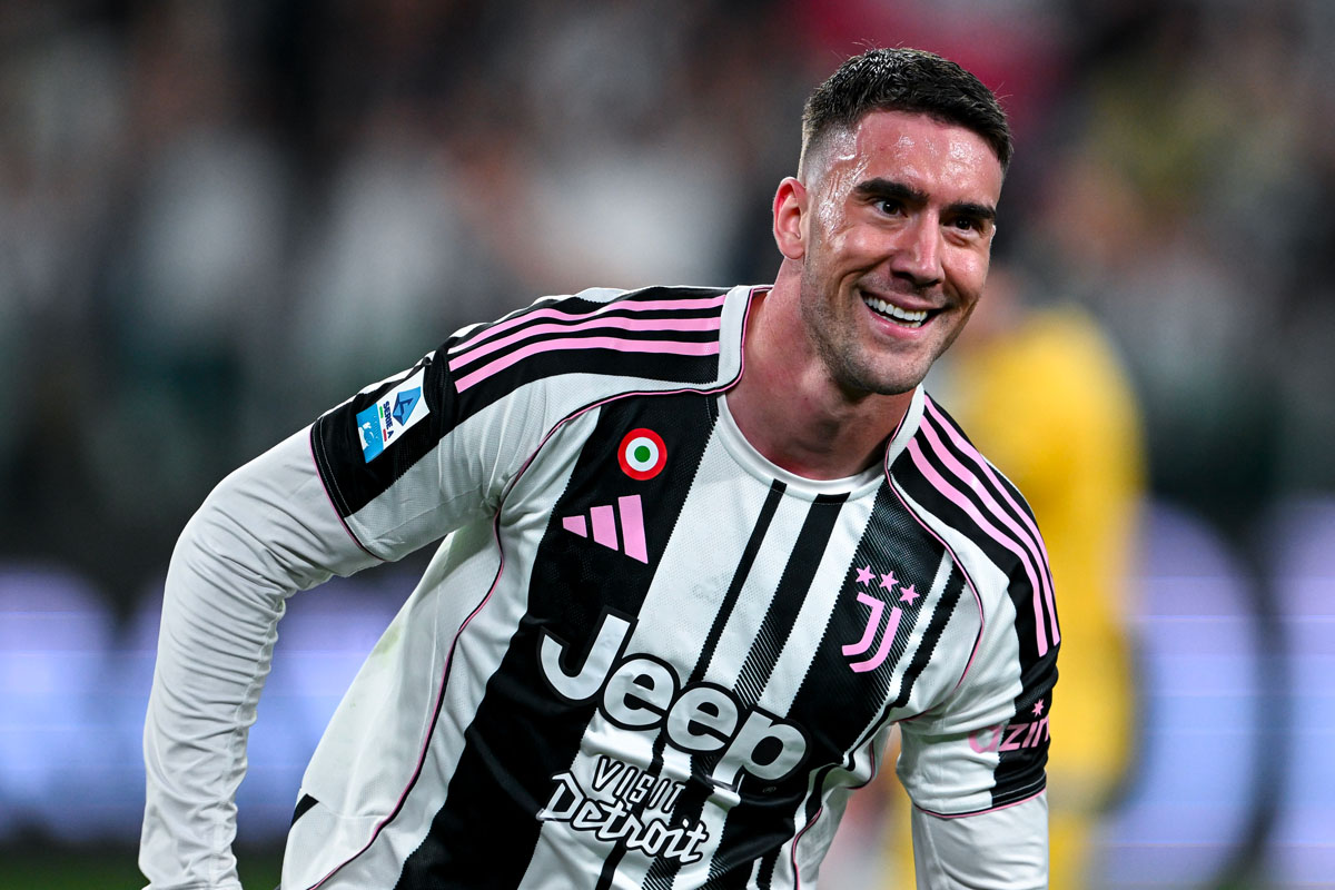 Dusan Vlahovic sorride mentre esulta dopo un gol con la Juventus in una partita di campionato