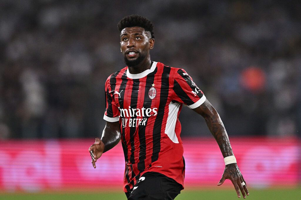 Emerson Royal in campo con la maglia del Milan durante una partita