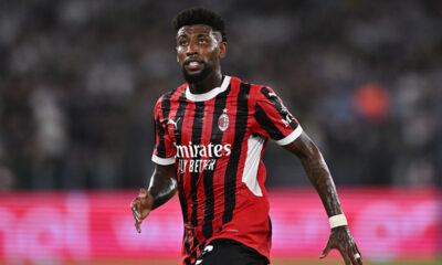 Emerson Royal in campo con la maglia del Milan durante una partita