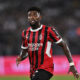 Emerson Royal in campo con la maglia del Milan durante una partita