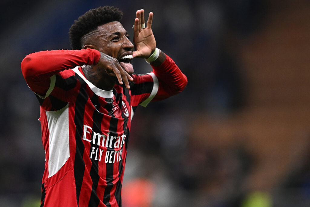 Emerson Royal fa la linguaccia durante l’esultanza dopo una vittoria del Milan