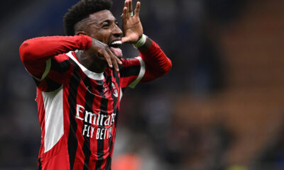Emerson Royal fa la linguaccia durante l’esultanza dopo una vittoria del Milan