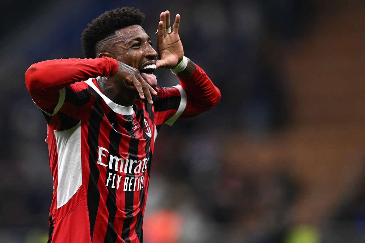 Emerson Royal fa la linguaccia durante l’esultanza dopo una vittoria del Milan