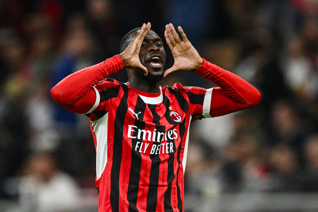 Fikayo Tomori in maglia del Milan urla istruzioni a un compagno durante la partita