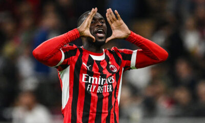 Fikayo Tomori in maglia del Milan urla istruzioni a un compagno durante la partita