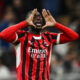 Fikayo Tomori in maglia del Milan urla istruzioni a un compagno durante la partita