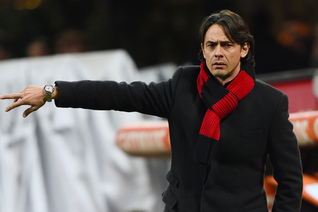 Filippo Inzaghi con la sciarpa del Milan a bordocampo mentre dà istruzioni ai suoi giocatori