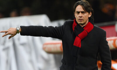 Filippo Inzaghi con la sciarpa del Milan a bordocampo mentre dà istruzioni ai suoi giocatori
