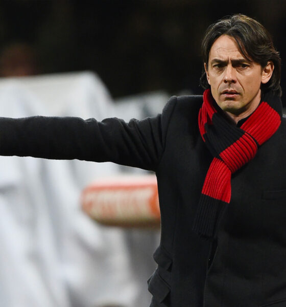 Filippo Inzaghi con la sciarpa del Milan a bordocampo mentre dà istruzioni ai suoi giocatori