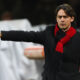 Filippo Inzaghi con la sciarpa del Milan a bordocampo mentre dà istruzioni ai suoi giocatori