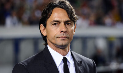 Filippo Inzaghi in giacca e cravatta a bordocampo come allenatore