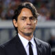 Filippo Inzaghi in giacca e cravatta a bordocampo come allenatore