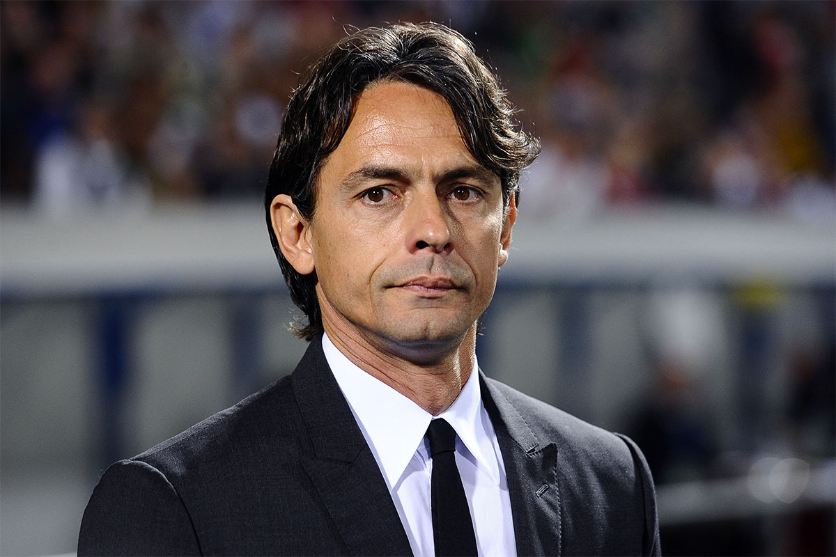 Filippo Inzaghi in giacca e cravatta a bordocampo come allenatore