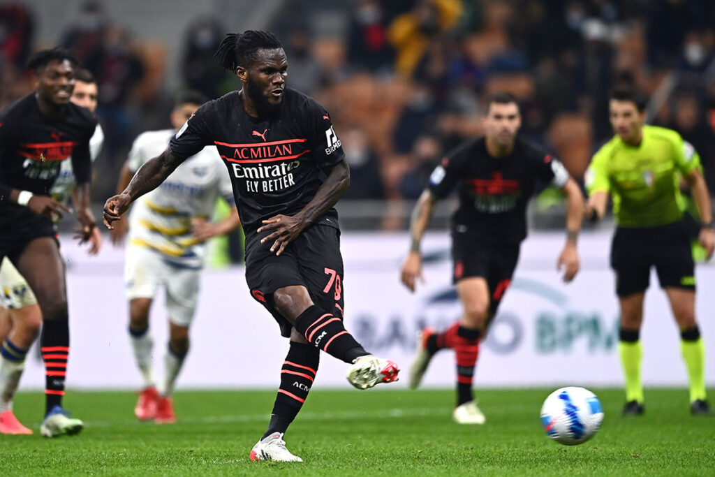 Kessié tira un rigore con la terza maglia del Milan colpendo il pallone