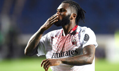 Franck Kessié con la maglia del Milan esulta mandando un bacio ai tifosi