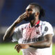 Franck Kessié con la maglia del Milan esulta mandando un bacio ai tifosi