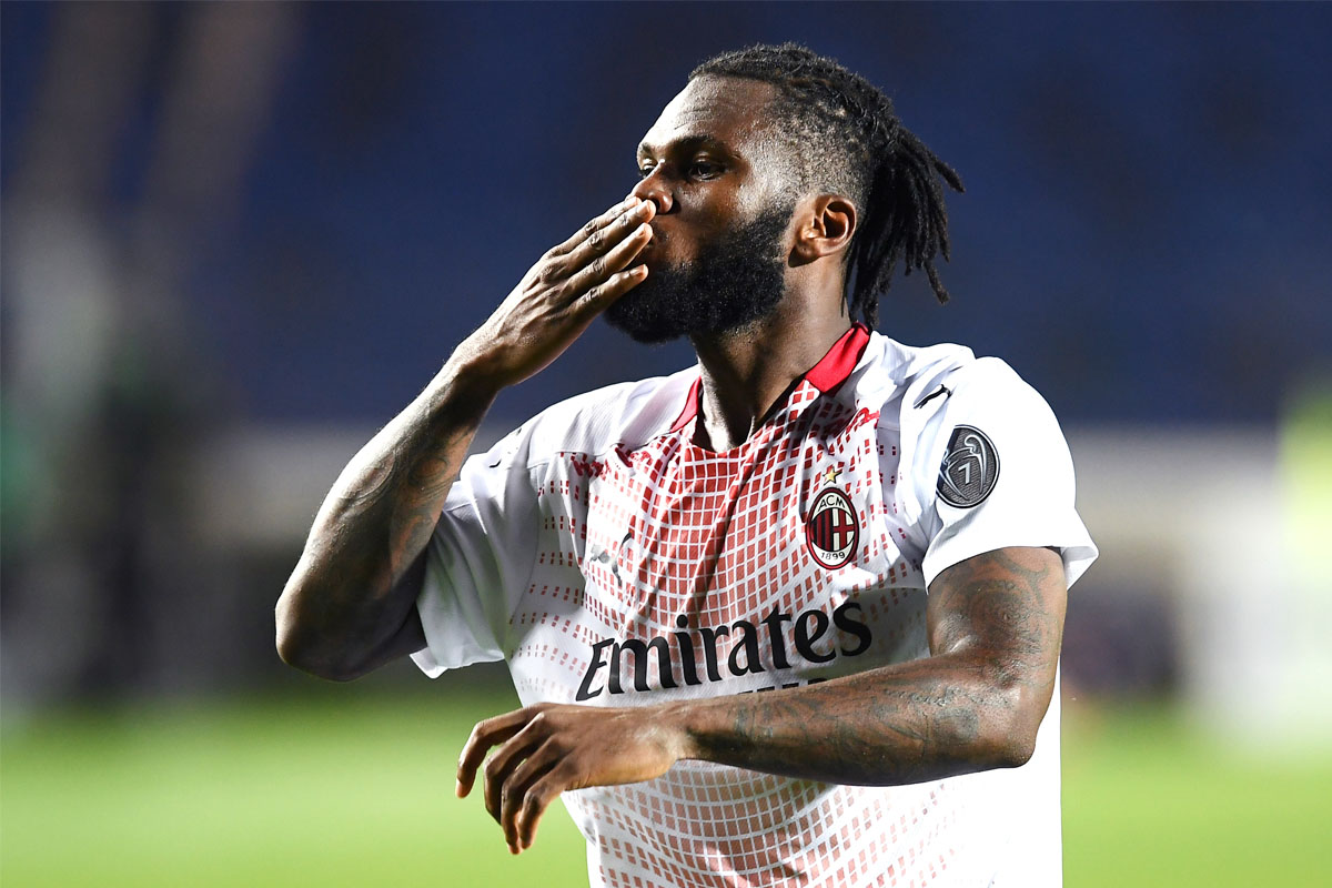 Franck Kessié con la maglia del Milan esulta mandando un bacio ai tifosi