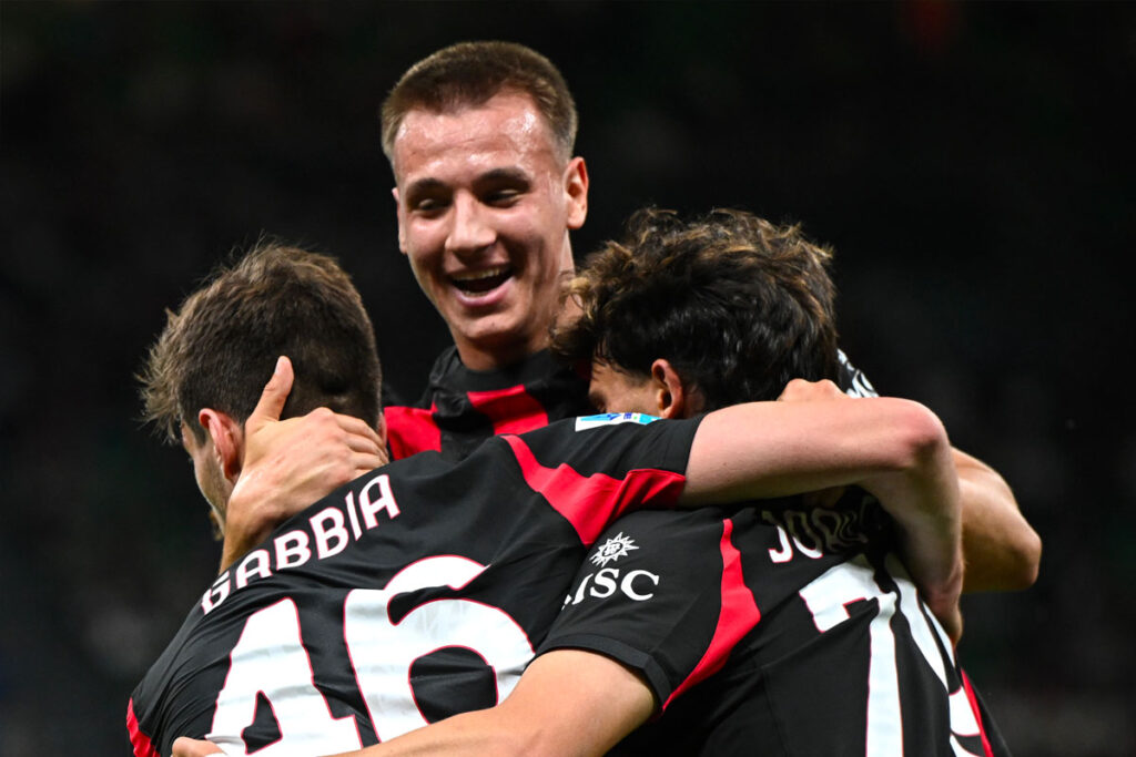 Gabbia, Camarda e Joao Felix si abbracciano dopo un gol del Milan a San Siro in campionato