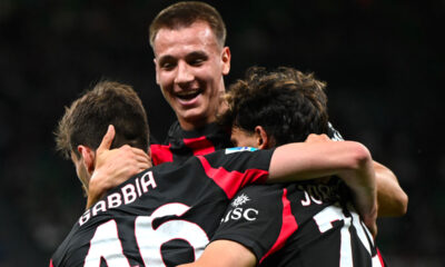 Gabbia, Camarda e Joao Felix si abbracciano dopo un gol del Milan a San Siro in campionato