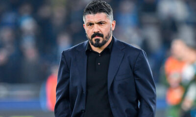 Gennaro Gattuso in abito scuro cammina in campo da allenatore del Napoli